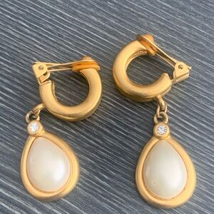 Elegant vendome  Gold and Cream Drop Earrings